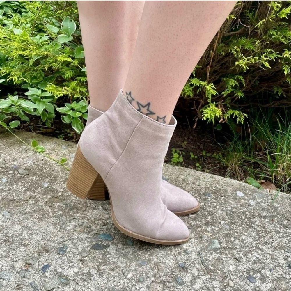 QUPID SUEDE ANKLE BOOTIE